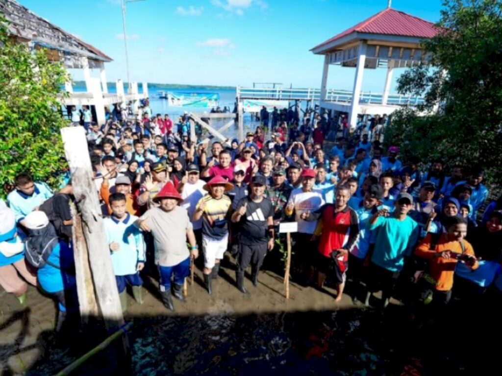 Gubernur Sulawesi Selatan Andi Sudirman Sulaiman bersama jajaran pemerintah daerah, pelajar, dan masyarakat saat melakukan penanaman 1.000 pohon mangrove di Kabupaten Kepulauan Selayar dalam rangka memperingati Hari Lingkungan Hidup Sedunia 2026.