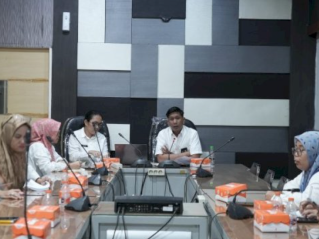 Plt Sekretaris Bapenda Kota Makassar, Zamhir Islamie Hatta, memimpin Rapat Koordinasi Bank Sampah di Kantor Bapenda Makassar, Rabu (3/6/2026). Rakor diikuti jajaran pegawai untuk memperkuat pelaksanaan program bank sampah.