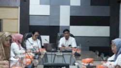 Plt Sekretaris Bapenda Kota Makassar, Zamhir Islamie Hatta, memimpin Rapat Koordinasi Bank Sampah di Kantor Bapenda Makassar, Rabu (3/6/2026). Rakor diikuti jajaran pegawai untuk memperkuat pelaksanaan program bank sampah.