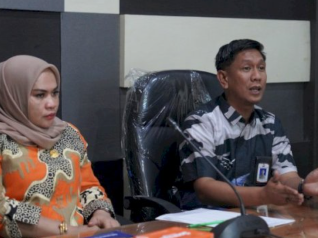 Plt Sekretaris Bapenda Kota Makassar, Zamhir Islamie Hatta, menerima kunjungan kerja DPRD Kabupaten Jeneponto di Kantor Bapenda Makassar, Kamis (4/6/2026), untuk memaparkan inovasi pembayaran pajak digital melalui aplikasi PAKINTA.