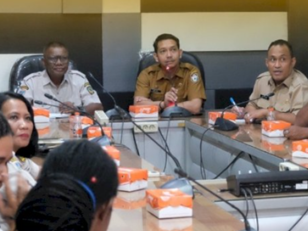 Bapenda Kota Makassar menerima kunjungan kerja Bapenda Kabupaten Mimika, Papua Tengah, di Kantor Bapenda Makassar untuk berbagi praktik terbaik pengelolaan pajak dan akuntabilitas pendapatan daerah.