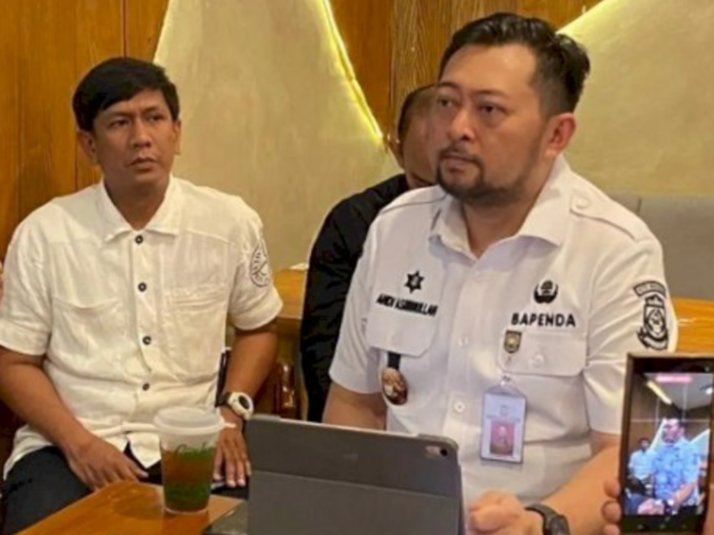 Kepala Bapenda Kota Makassar, Andi Asminullah, mengimbau masyarakat mewaspadai penipuan berkedok diskon pajak palsu dan memastikan seluruh informasi perpajakan hanya diperoleh melalui kanal resmi Bapenda dan Pemerintah Kota Makassar.