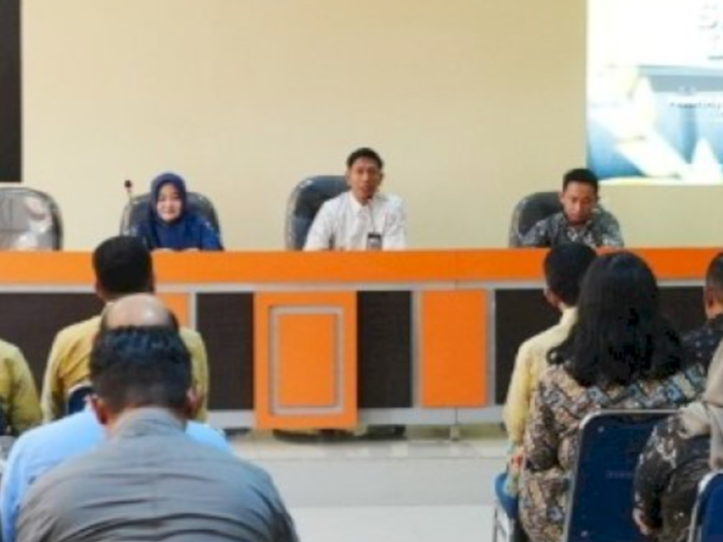 Plt Sekretaris Bapenda Kota Makassar, Zamhir Islamie Hatta, menerima peserta Bimbingan Teknis Keuangan Daerah "Kelas Penagihan Pajak Daerah" di Kantor Bapenda Makassar, Kamis (11/6/2026), dalam kegiatan study visit.