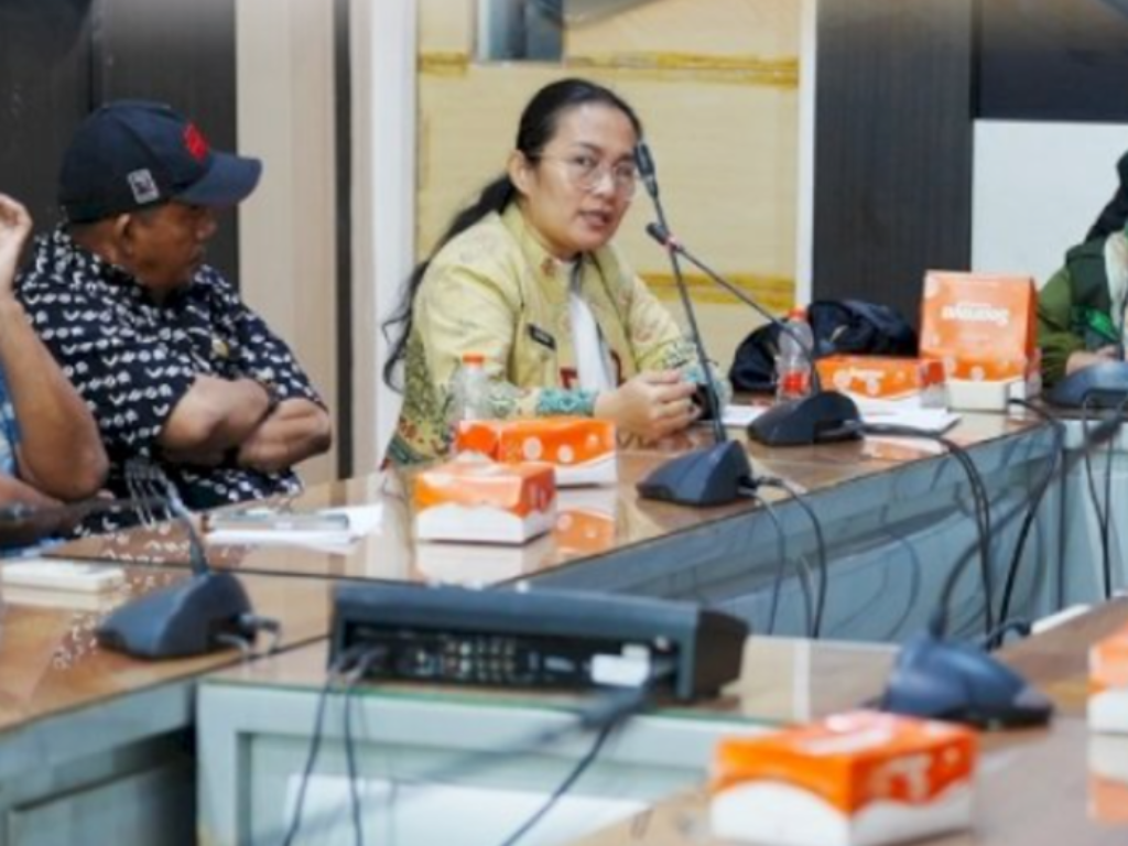 Jajaran Bapenda Kota Makassar mengikuti Rapat Koordinasi Bank Sampah Unit di Kantor Bapenda Makassar, Kamis (11/6/2026), sebagai upaya memperkuat budaya pemilahan sampah dan mendukung program lingkungan berkelanjutan.