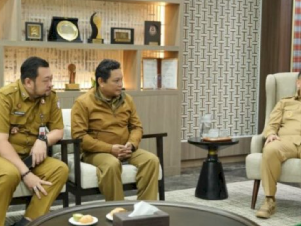 Kepala Bapenda Kota Makassar mendampingi Wali Kota Makassar pada pembukaan Ewa-Ko Fest 2026 di Benteng Fort Rotterdam sebagai bentuk dukungan terhadap penguatan UMKM dan pertumbuhan ekonomi daerah.