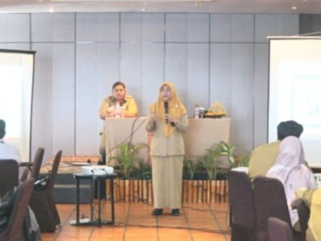 Plt Sekretaris Bapenda Kota Makassar, Zamhir Islamie Hatta, bersama Kepala Sub Bagian Keuangan Rezki Amelia Gaffar mengikuti Rapat Koordinasi Implementasi Kartu Kredit Pemerintah Daerah (KKPD) di Hotel Santika Makassar, belum lama ini.
