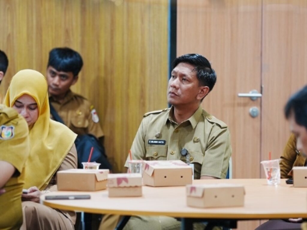 Bapenda Kota Makassar mengikuti rapat persiapan Lomba Desa dan Kelurahan Berprestasi Tingkat Provinsi Sulawesi Selatan 2026 di Gedung Makassar Government Center (MGC), Senin (15/6/2026), sebagai bentuk dukungan terhadap penguatan indikator ekonomi daerah.