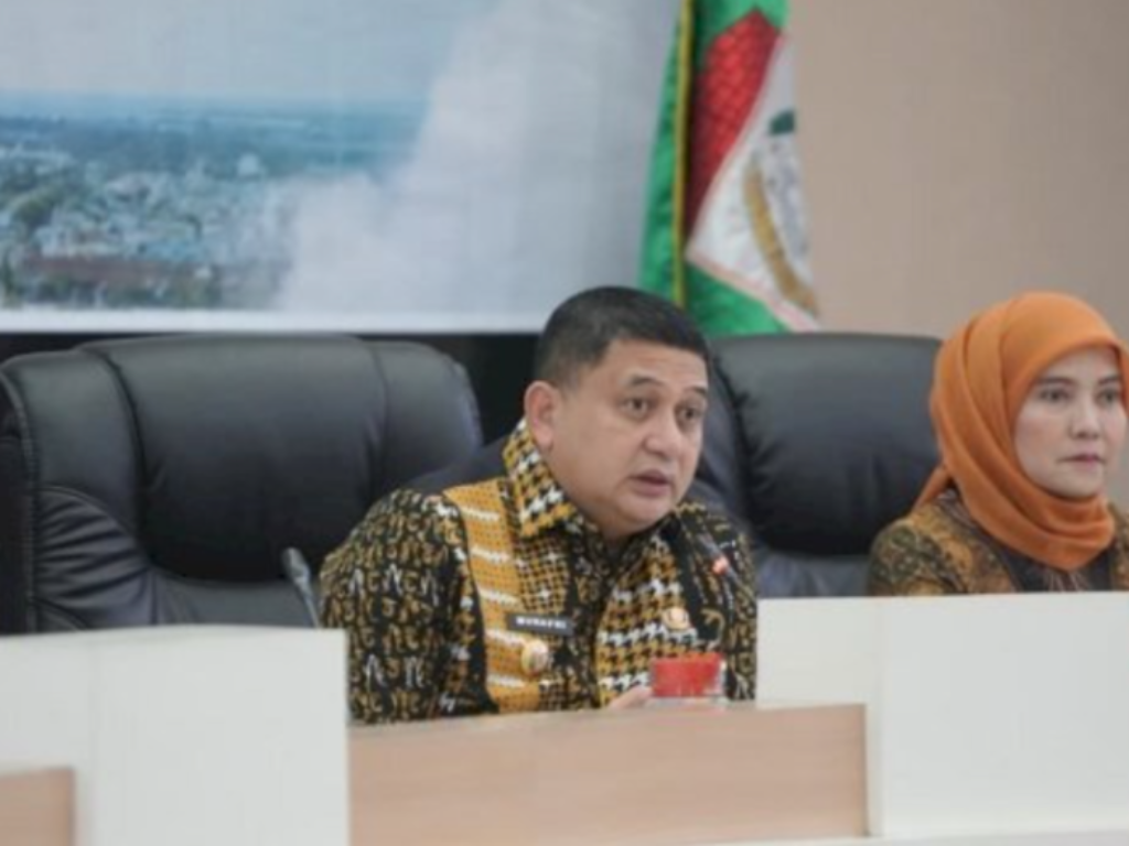 Wali Kota Makassar Munafri Arifuddin menginstruksikan Bapenda Makassar bersama Satpol PP serta pemerintah kecamatan dan kelurahan menertibkan baliho ilegal dan reklame yang telah habis masa izinnya di Kota Makassar.