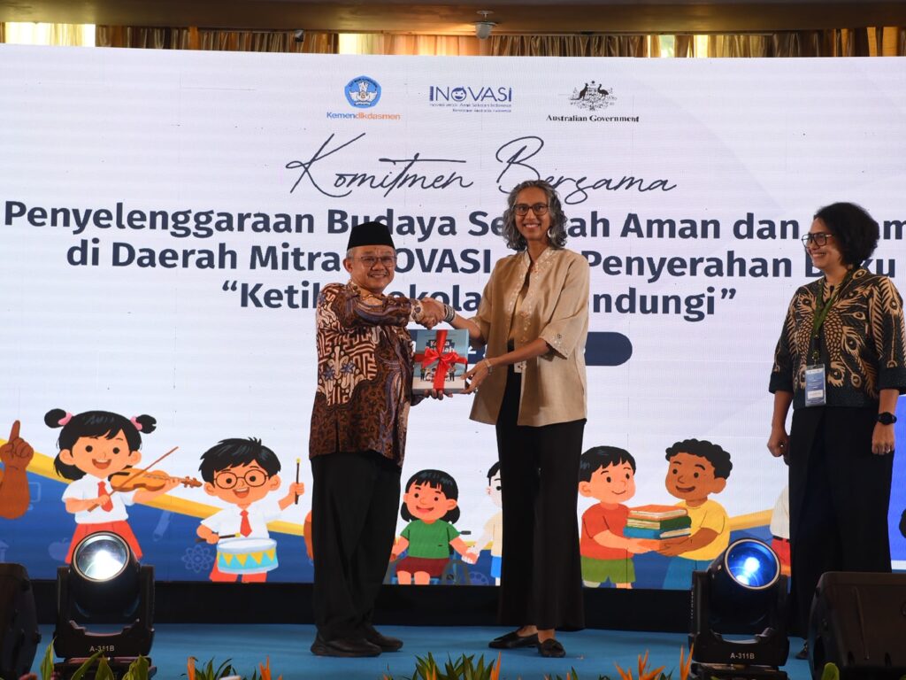 Menteri Pendidikan Dasar dan Menengah, Abdul Mu’ti (tengah), bersama Wakil Duta Besar Australia untuk Indonesia, Gita Kamath (kanan), berfoto bersama di penandatanganan komitmen pembentukan Pokja BSAN dan peluncuran buku "Ketika Sekolah Melindungi" di Jakarta, Selasa (2/6/2026).