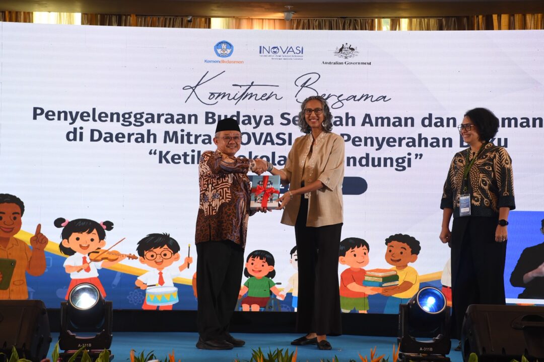 Menteri Pendidikan Dasar dan Menengah, Abdul Mu’ti (tengah), bersama Wakil Duta Besar Australia untuk Indonesia, Gita Kamath (kanan), berfoto bersama di penandatanganan komitmen pembentukan Pokja BSAN dan peluncuran buku "Ketika Sekolah Melindungi" di Jakarta, Selasa (2/6/2026).