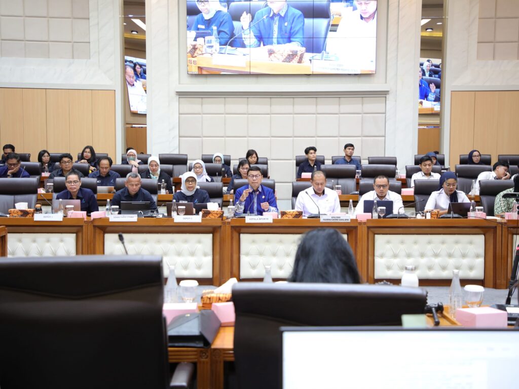 Komisi VII DPR RI mengapresiasi Kepala BPOM RI Taruna Ikrar atas penguatan pengawasan produk Air Minum Dalam Kemasan (AMDK). Saat ini, 99,76% dari total 8.721 produk AMDK terdaftar merupakan produk dalam negeri. BPOM memastikan seluruh produk dan kemasan yang beredar aman serta berbasis sains agar mampu menembus pasar global.
