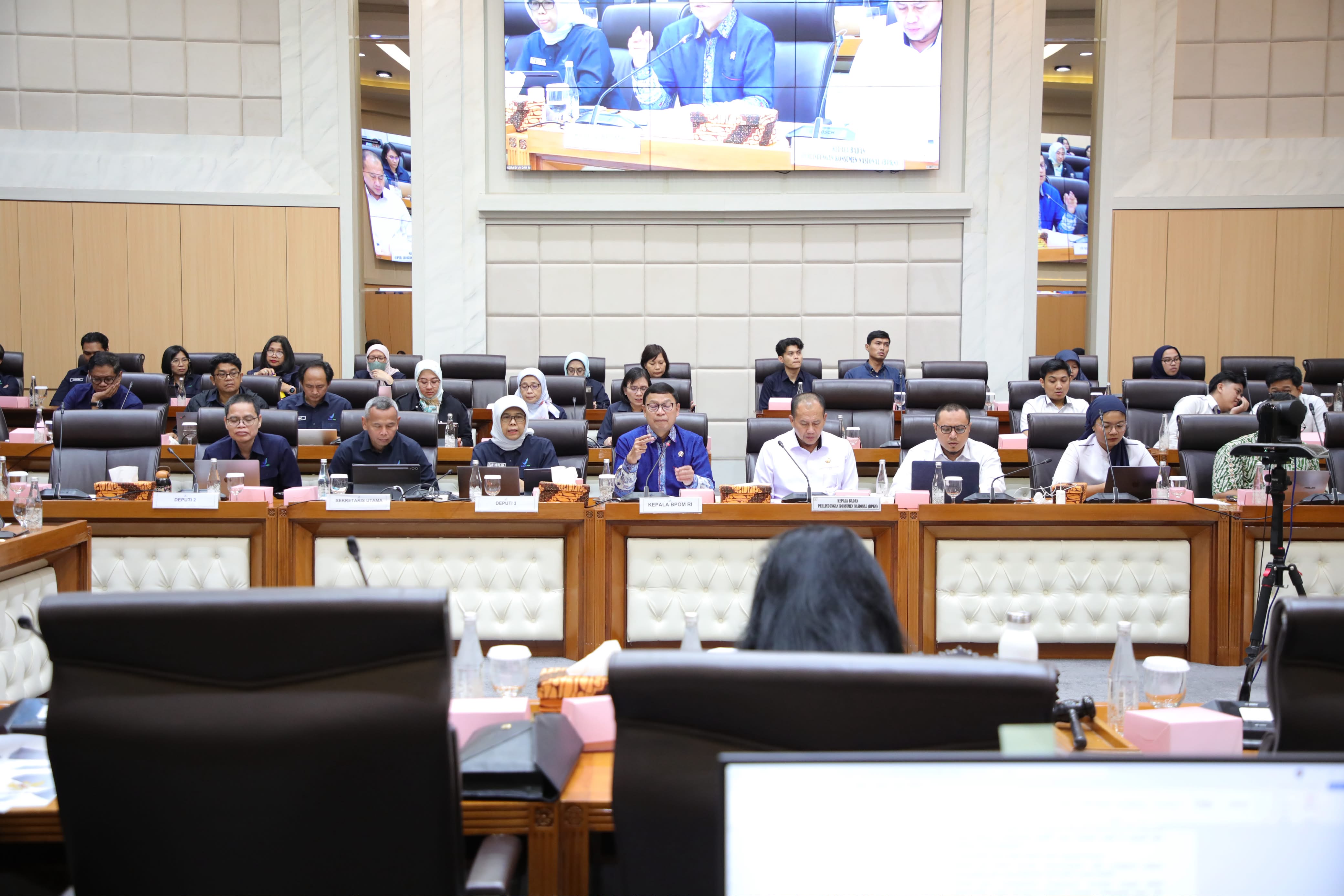 Komisi VII DPR RI mengapresiasi Kepala BPOM RI Taruna Ikrar atas penguatan pengawasan produk Air Minum Dalam Kemasan (AMDK). Saat ini, 99,76% dari total 8.721 produk AMDK terdaftar merupakan produk dalam negeri. BPOM memastikan seluruh produk dan kemasan yang beredar aman serta berbasis sains agar mampu menembus pasar global.