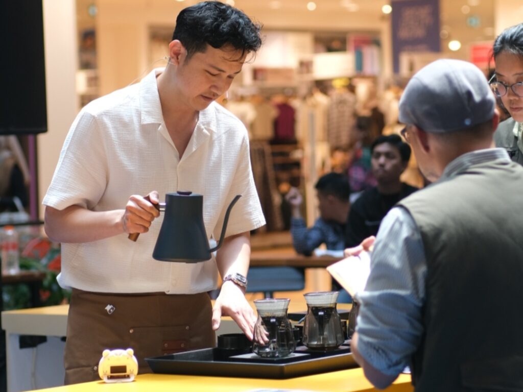 Jeffta Handoko selaku Brand Representative Herd Coffee Roaster akan hadir secara langsung untuk berbagi pengalaman, wawasan, serta menyajikan kopi dengan pendekatan dan karakter khas yang selama ini menjadi identitas Herd Coffee Roaster.