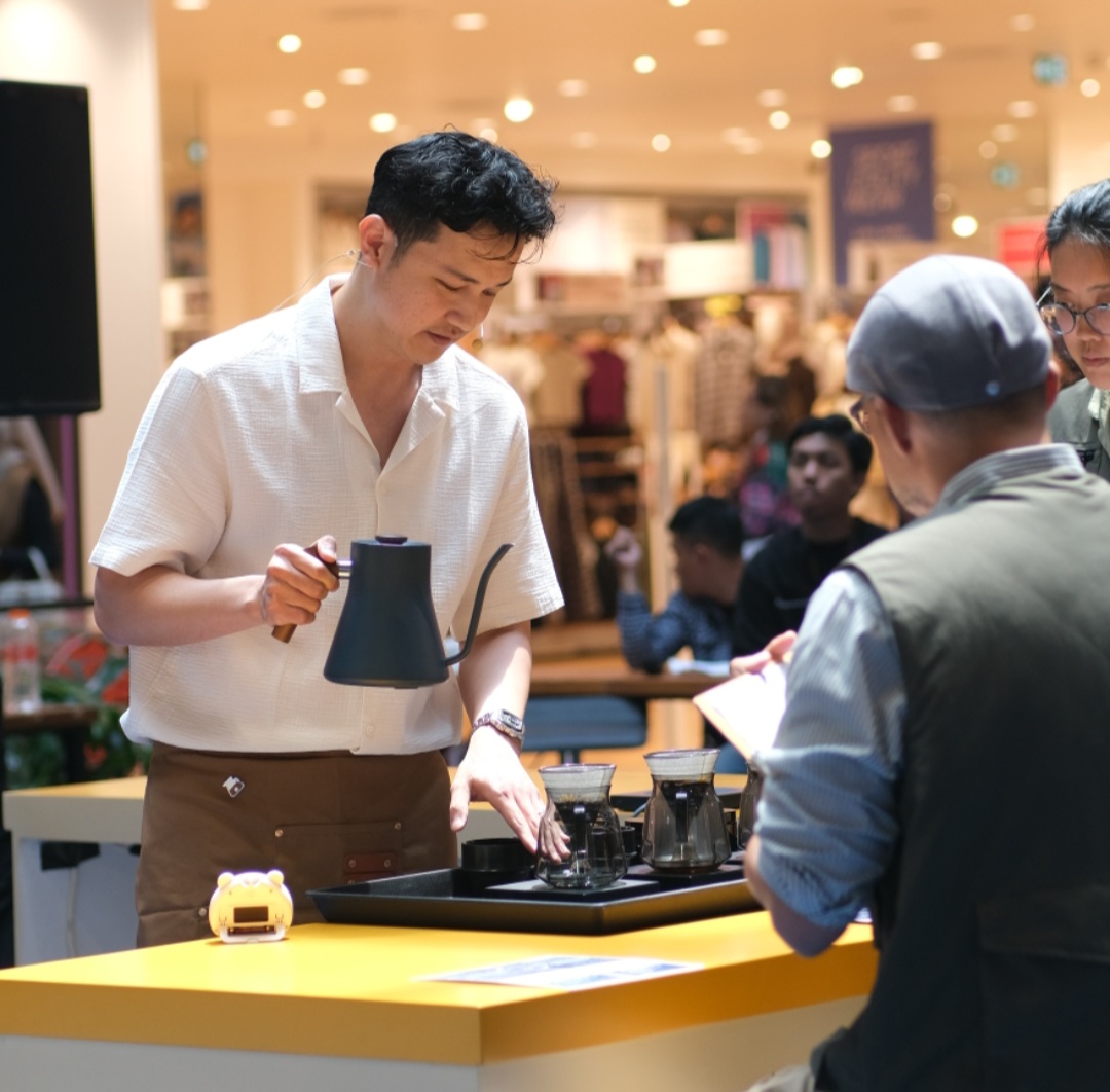 Jeffta Handoko selaku Brand Representative Herd Coffee Roaster akan hadir secara langsung untuk berbagi pengalaman, wawasan, serta menyajikan kopi dengan pendekatan dan karakter khas yang selama ini menjadi identitas Herd Coffee Roaster.