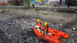 BPBD Makassar Terjun Langsung Bersihkan Kanal Bara-Baraya Timu