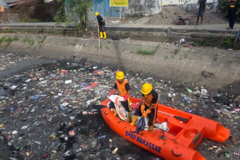 BPBD Makassar Terjun Langsung Bersihkan Kanal Bara-Baraya Timu
