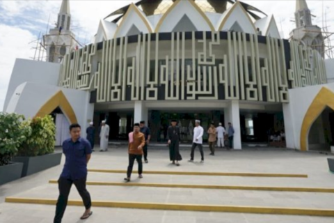 Tasming Hamid Pantau Rehabilitasi Masjid Terapung BJ Habibie, Pastikan Pekerjaan Sesuai Target