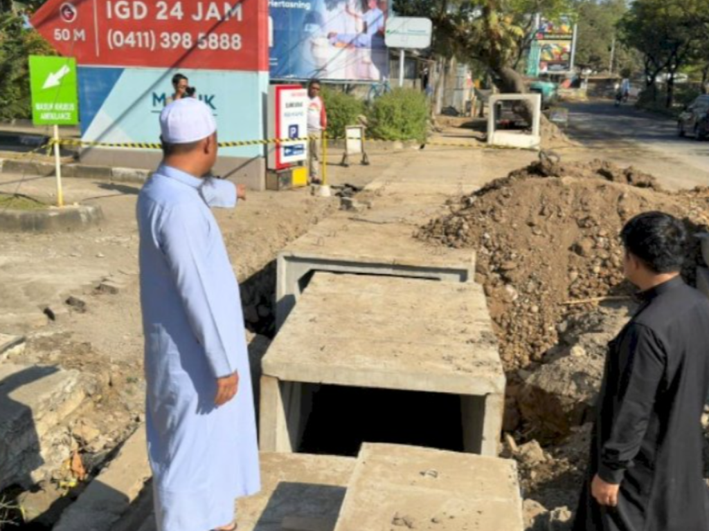 TINJAU PROGRES JALAN: Gubernur Sulsel Andi Sudirman Sulaiman meninjau langsung pengerjaan proyek jalan Multi Years Project (MYP) ruas Hertasning hingga Burung-Burung, Jumat (12/6/2026).