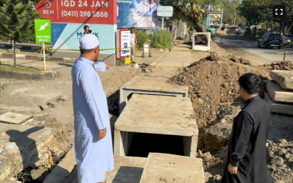 TINJAU PROGRES JALAN: Gubernur Sulsel Andi Sudirman Sulaiman meninjau langsung pengerjaan proyek jalan Multi Years Project (MYP) ruas Hertasning hingga Burung-Burung, Jumat (12/6/2026).
