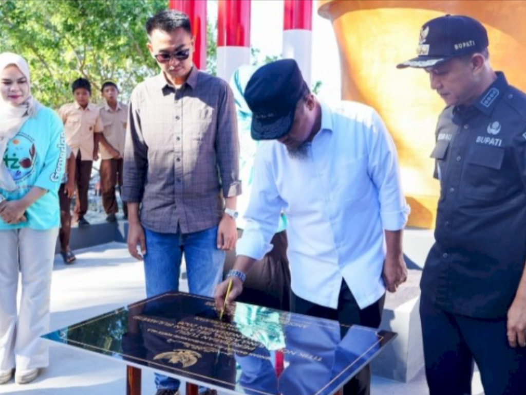 Gubernur Sulawesi Selatan, Andi Sudirman Sulaiman (tengah), menandatangani prasasti peresmian Tugu Ujung Aspal Selatan Sulawesi di Desa Appatanah, Kecamatan Bontosikuyu, Kabupaten Kepulauan Selayar, Jumat (5/6/2026). Tugu ini dibangun sebagai penanda geografis sekaligus simbol pemerataan pembangunan di wilayah terluar Sulsel. (Foto: Dok. Pemprov Sulsel)