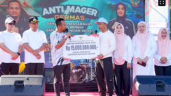 PENYERAHAN BANTUAN KEUANGAN: Gubernur Sulawesi Selatan Andi Sudirman Sulaiman secara simbolis menyerahkan bantuan keuangan sebesar Rp15 miliar kepada Pemkab Kepulauan Selayar di Lapangan Pemuda Benteng, Sabtu (6/6/2026). Bantuan ini dialokasikan untuk mengakomodasi aspirasi warga terkait pembangunan dermaga, penguatan UMKM, serta percepatan infrastruktur pendukung pariwisata daerah. (Foto: Dok. Pemprov Sulsel)