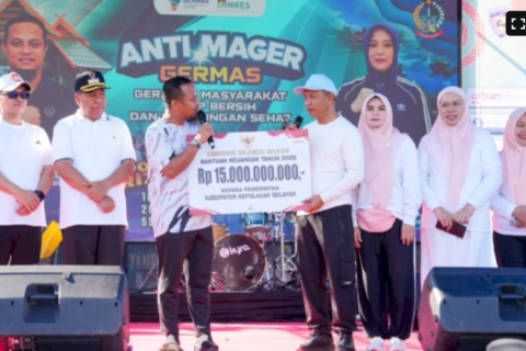 Andi Sudirman Sulaiman Serahkan Bantuan Keuangan Rp15 Miliar untuk Selayar