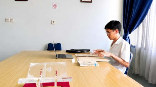 Mahasiswa National University of Singapore (NUS) Bryan Koh Ceng Wee memanfaatkan dokumen di UPT Jasa Kearsipan Dinas Perpustakaan dan Kearsipan Provinsi Sulawesi Selatan sebagai sumber penelitian sejarah perkembangan Kota Ujung Pandang pada Sabtu, 27 Juni 2026.