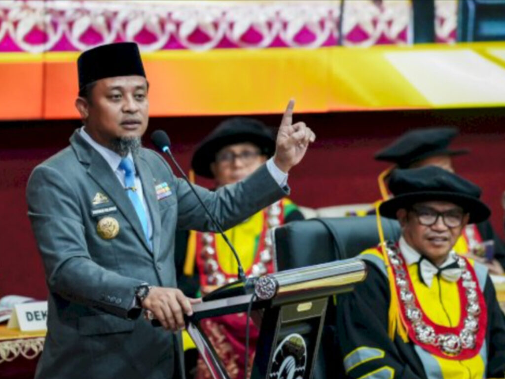 Gubernur Sulawesi Selatan Andi Sudirman Sulaiman membawakan sambutan dalam Upacara Peringatan Dies Natalis ke-65 Universitas Negeri Makassar di Menara Pinisi UNM, Makassar, pada Sabtu (1/8/2026).