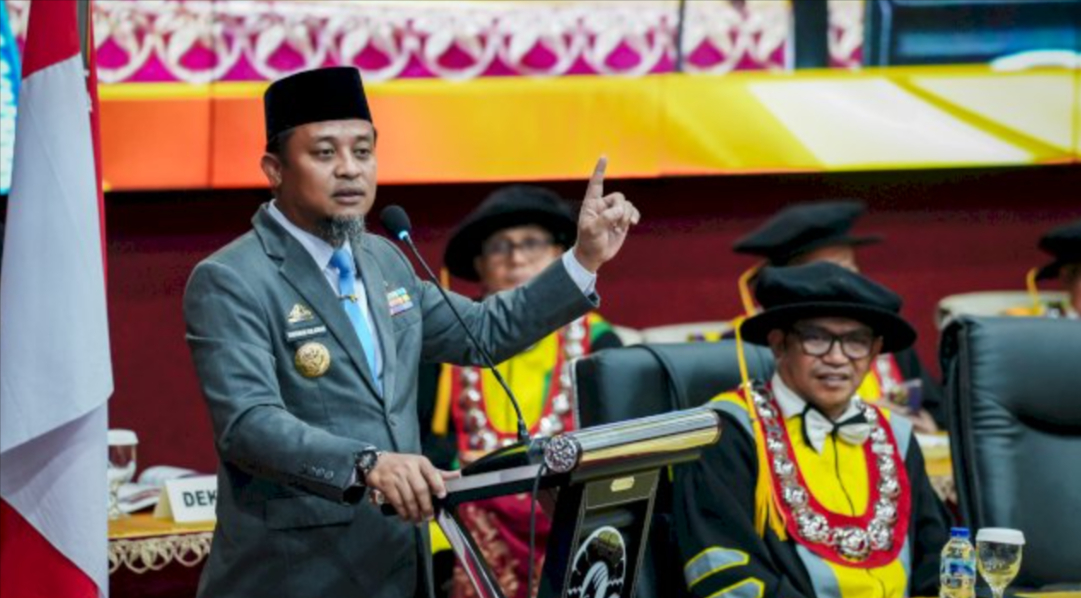 Gubernur Sulawesi Selatan Andi Sudirman Sulaiman membawakan sambutan dalam Upacara Peringatan Dies Natalis ke-65 Universitas Negeri Makassar di Menara Pinisi UNM, Makassar, pada Sabtu (1/8/2026).