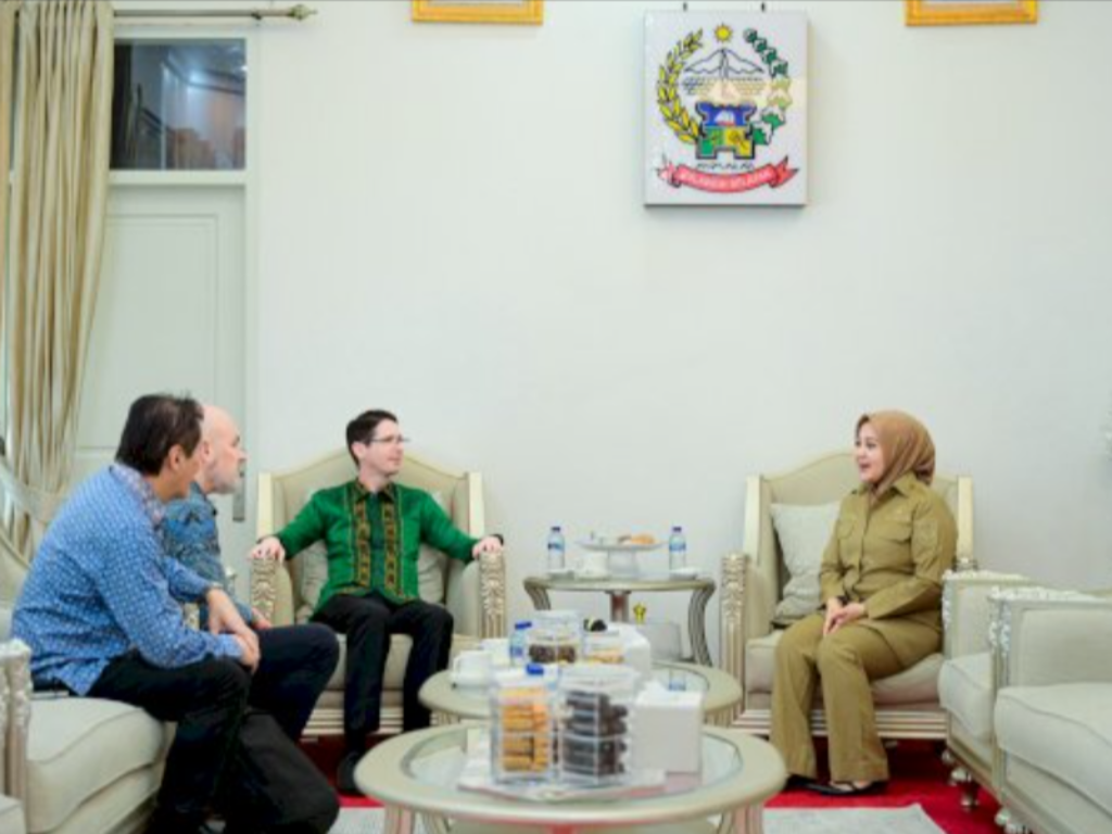 Wakil Gubernur Sulawesi Selatan Fatmawati Rusdi bersama Konsul Jenderal Australia Todd Dias membahas rencana perluasan Program RISE di Rumah Jabatan Wagub Sulsel, Makassar, Senin (22/6/2026).