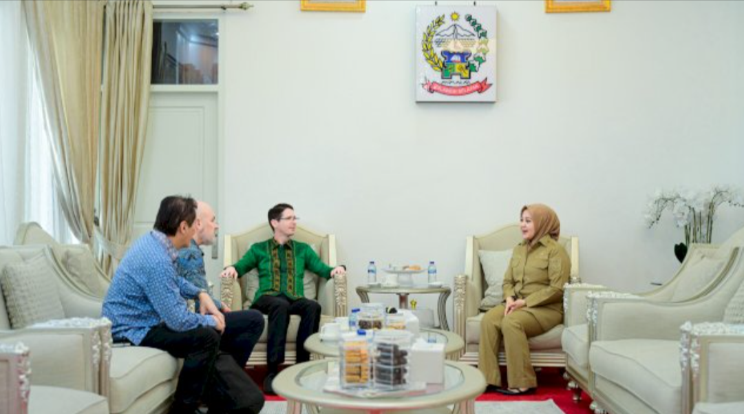 Wakil Gubernur Sulawesi Selatan Fatmawati Rusdi bersama Konsul Jenderal Australia Todd Dias membahas rencana perluasan Program RISE di Rumah Jabatan Wagub Sulsel, Makassar, Senin (22/6/2026).