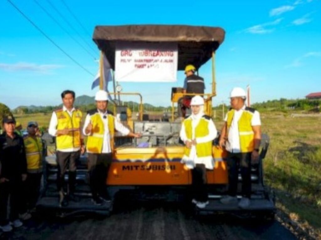 Gubernur Sulawesi Selatan Andi Sudirman Sulaiman melakukan groundbreaking pembangunan Paket 6 Multiyears Project Infrastruktur Jalan di Desa Tiromanda, Kabupaten Luwu, Sabtu (4/7/2026).
