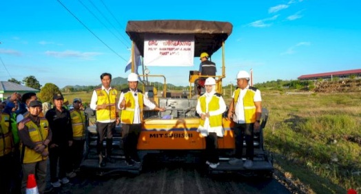 Gubernur Sulawesi Selatan Andi Sudirman Sulaiman melakukan groundbreaking pembangunan Paket 6 Multiyears Project Infrastruktur Jalan di Desa Tiromanda, Kabupaten Luwu, Sabtu (4/7/2026).