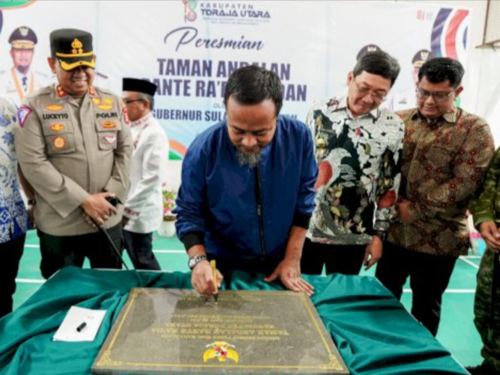 Gubernur Sulawesi Selatan Andi Sudirman Sulaiman meninjau fasilitas olahraga di Taman Andalan Rante Ra'da', Kabupaten Toraja Utara, Sabtu (25/7/2026).