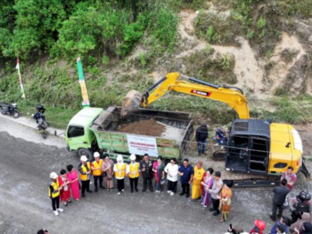 Gubernur Sulawesi Selatan Andi Sudirman Sulaiman melakukan groundbreaking pengerjaan peningkatan jalan ruas Rantepao-Pangala-Baruppu di Kabupaten Toraja Utara, Minggu (26/7/2026).