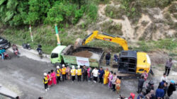 Gubernur Sulawesi Selatan Andi Sudirman Sulaiman melakukan groundbreaking pengerjaan peningkatan jalan ruas Rantepao-Pangala-Baruppu di Kabupaten Toraja Utara, Minggu (26/7/2026).