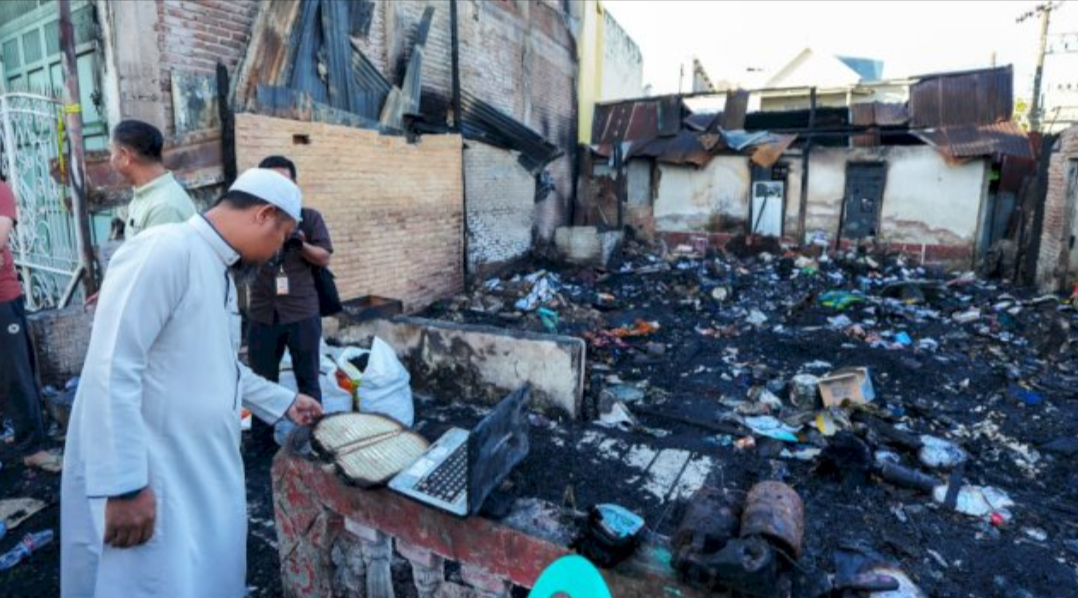 Gubernur Sulawesi Selatan Andi Sudirman Sulaiman menyerahkan bantuan sosial dan rehabilitasi rumah kepada korban kebakaran di Jalan Sultan Alauddin III, Makassar, pada Jumat (19/6/2026).