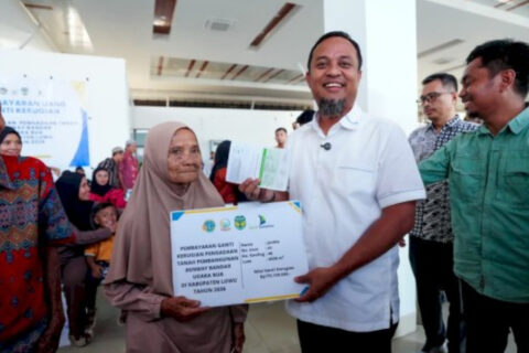 Gubernur Sulsel Serahkan Ganti Rugi Rp17,5 Miliar untuk Pembebasan Lahan Runway Bandara Bua