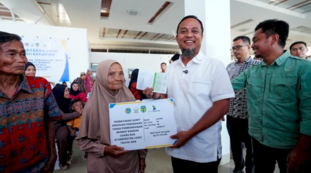 Gubernur Sulawesi Selatan Andi Sudirman Sulaiman menyerahkan ganti rugi pembebasan lahan perpanjangan landasan pacu Bandara Bua senilai Rp17,5 miliar di Desa Tanrigatten, Kabupaten Luwu, Jumat (24/7/2026).