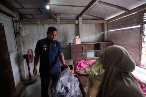 Wali Kota Parepare Salurkan Rastra Door to Door di Empat Kelurahan