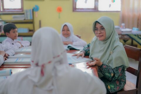Guru SD Mau Mengajar Bahasa Inggris? Kemendikdasmen Buka Peluang Lewat Jalur Ini!