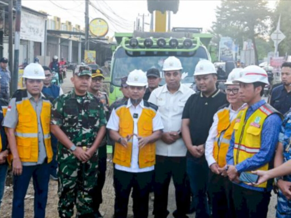 Gubernur Sulawesi Selatan Andi Sudirman Sulaiman meresmikan *groundbreaking* pembangunan ruas Jalan Moncongloe di Desa Moncongloe, Kecamatan Moncongloe, Kabupaten Maros, Kamis (23/7/2026).