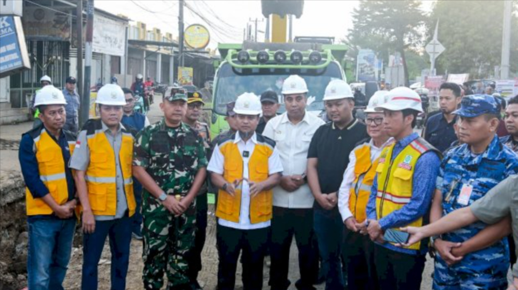 Gubernur Sulawesi Selatan Andi Sudirman Sulaiman meresmikan *groundbreaking* pembangunan ruas Jalan Moncongloe di Desa Moncongloe, Kecamatan Moncongloe, Kabupaten Maros, Kamis (23/7/2026).
