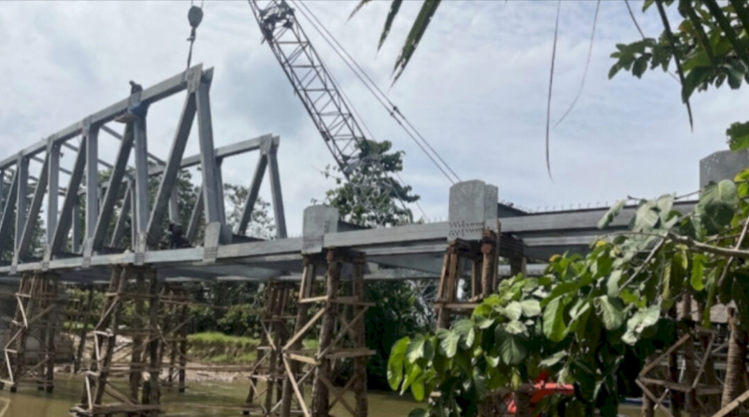 Para pekerja menyelesaikan perampungan pembangunan Jembatan Salujambu penghubung Kabupaten Luwu dan Luwu Utara di Kecamatan Lamasi, Kabupaten Luwu, pada Sabtu (1/8/2026).