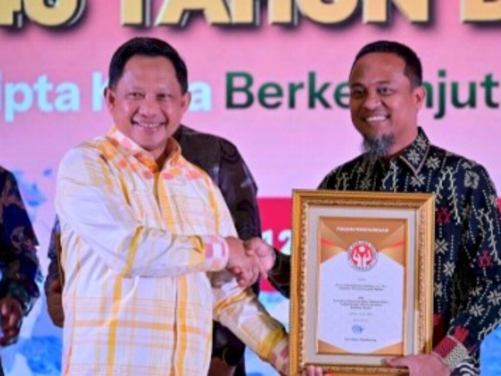 Menteri Dalam Negeri Tito Karnavian menyerahkan penghargaan Dekranas kepada Gubernur Sulawesi Selatan Andi Sudirman Sulaiman pada penutupan Syukuran Dekranas ke-46 di Trans Studio Mall Makassar, Minggu (12/7/2026).