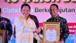 Menteri Dalam Negeri Tito Karnavian menyerahkan penghargaan Dekranas kepada Gubernur Sulawesi Selatan Andi Sudirman Sulaiman pada penutupan Syukuran Dekranas ke-46 di Trans Studio Mall Makassar, Minggu (12/7/2026).