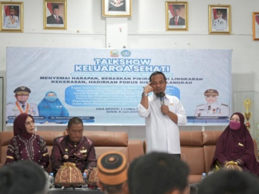 PENGUATAN KETAHANAN KELUARGA: Tim Penggerak PKK Provinsi Sulsel menggelar Program Keluarga Sehati di Kabupaten Luwu Timur untuk mengedukasi masyarakat terkait pencegahan masalah sosial hingga pola asuh anak. Kegiatan ini diharapkan menjadi langkah strategis mewujudkan fondasi keluarga yang sejahtera, harmonis, dan aman di Sulawesi Selatan.