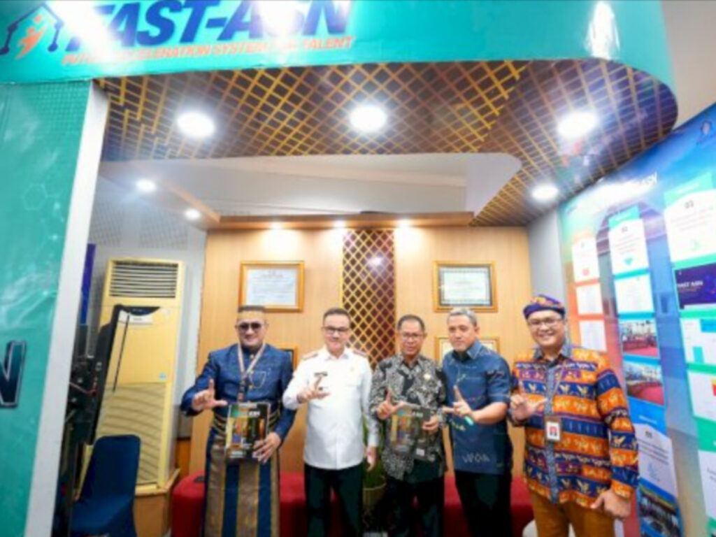 Kepala BKD Sulawesi Selatan Erwin Sodding memaparkan inovasi proyek perubahan FAST ASN dalam Pameran dan Seminar Implementasi Proyek Perubahan PKN Tingkat II Angkatan IV Tahun 2026 di Kantor Pusat Pembelajaran dan Strategi Kebijakan Manajemen Pemerintahan LAN, Makassar, pada Rabu (29/7/2026).