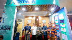 Kepala BKD Sulawesi Selatan Erwin Sodding memaparkan inovasi proyek perubahan FAST ASN dalam Pameran dan Seminar Implementasi Proyek Perubahan PKN Tingkat II Angkatan IV Tahun 2026 di Kantor Pusat Pembelajaran dan Strategi Kebijakan Manajemen Pemerintahan LAN, Makassar, pada Rabu (29/7/2026).