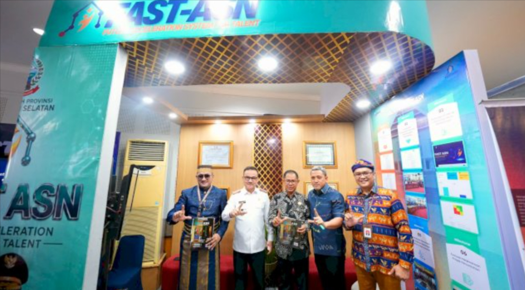 Kepala BKD Sulawesi Selatan Erwin Sodding memaparkan inovasi proyek perubahan FAST ASN dalam Pameran dan Seminar Implementasi Proyek Perubahan PKN Tingkat II Angkatan IV Tahun 2026 di Kantor Pusat Pembelajaran dan Strategi Kebijakan Manajemen Pemerintahan LAN, Makassar, pada Rabu (29/7/2026).